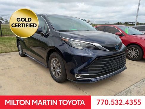 Used 2024 Toyota Sienna XLE image 2