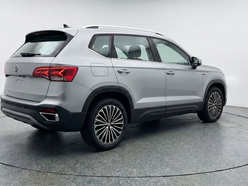 Used 2025 Volkswagen Taos SE FWD image 9