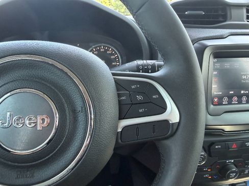 Used 2019 Jeep Renegade Latitude FWD image 29