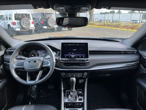 Used 2025 Jeep Compass Trailhawk image 32