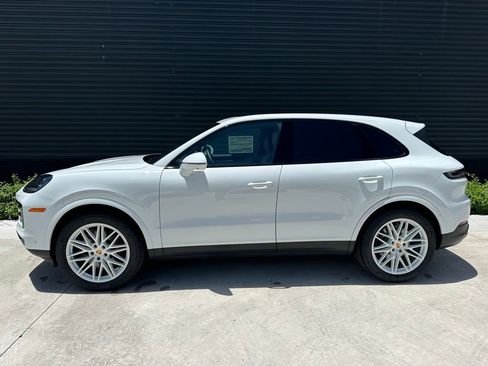 Used 2025 Porsche Cayenne image 2