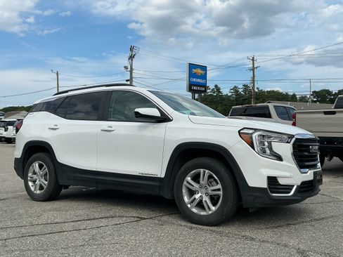 Used 2023 GMC Terrain SLE w/ Driver Convenience Package AWD/4WD image 2