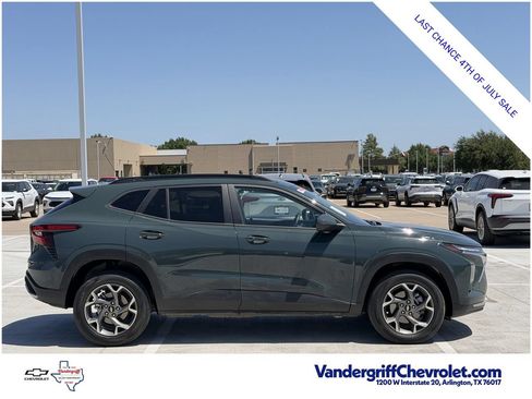 Used 2025 Chevrolet Trax LT w/ LT Convenience Package FWD image 3
