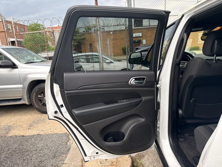 Used 2019 Jeep Grand Cherokee Laredo AWD/4WD image 22