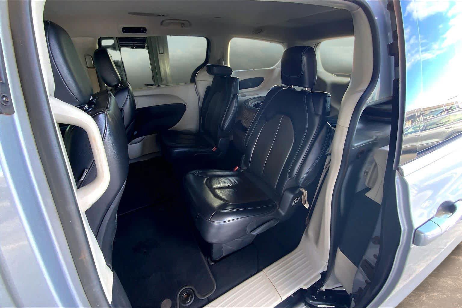 Used 2021 Chrysler Pacifica Touring-L FWD image 29
