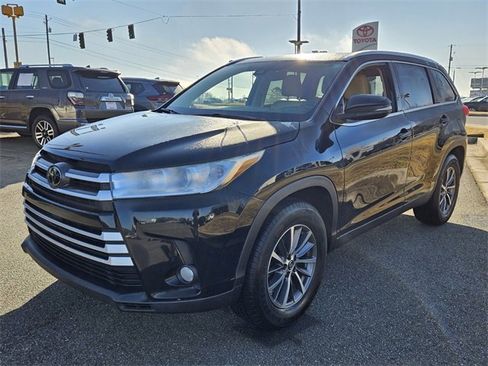 Used 2019 Toyota Highlander XLE image 3