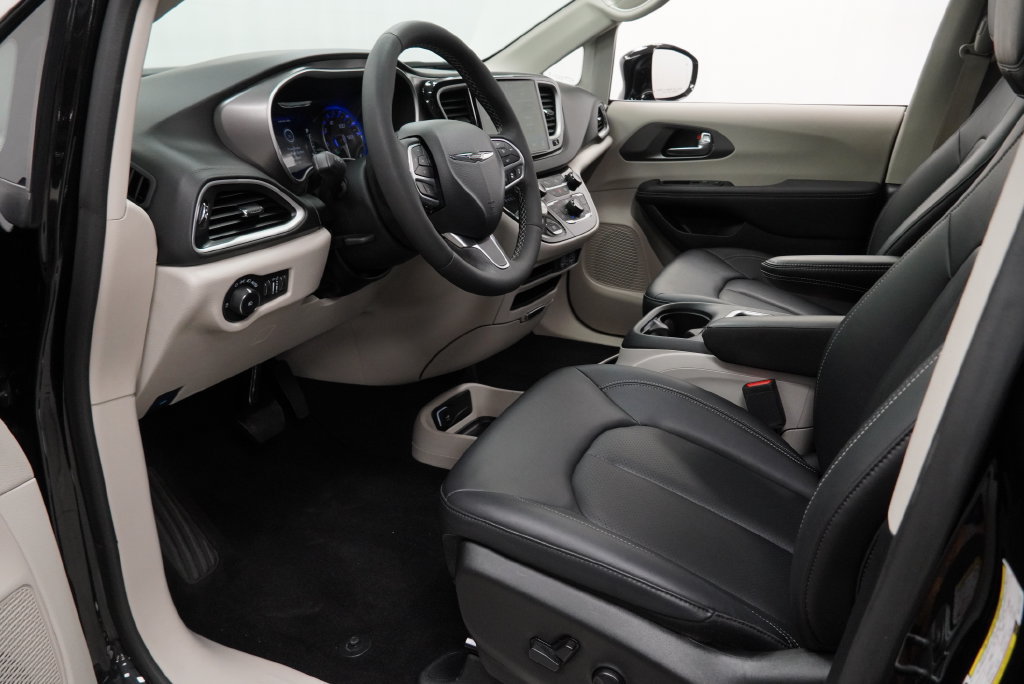 Certified 2024 Chrysler Pacifica Touring-L FWD image 12