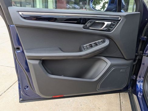 Certified 2025 Porsche Macan image 13