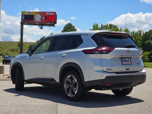 Used 2024 Nissan Rogue SV FWD image 10