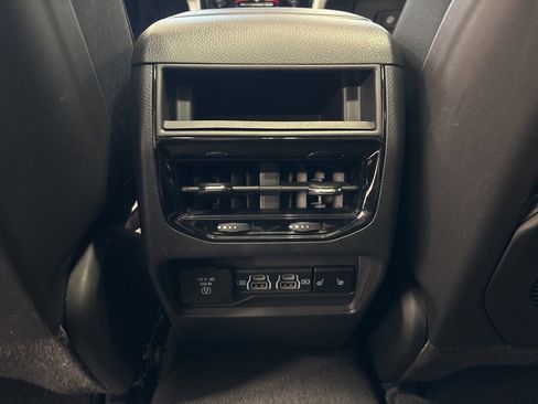 Used 2024 Jeep Grand Cherokee Limited w/ Black Appearance Package image 33