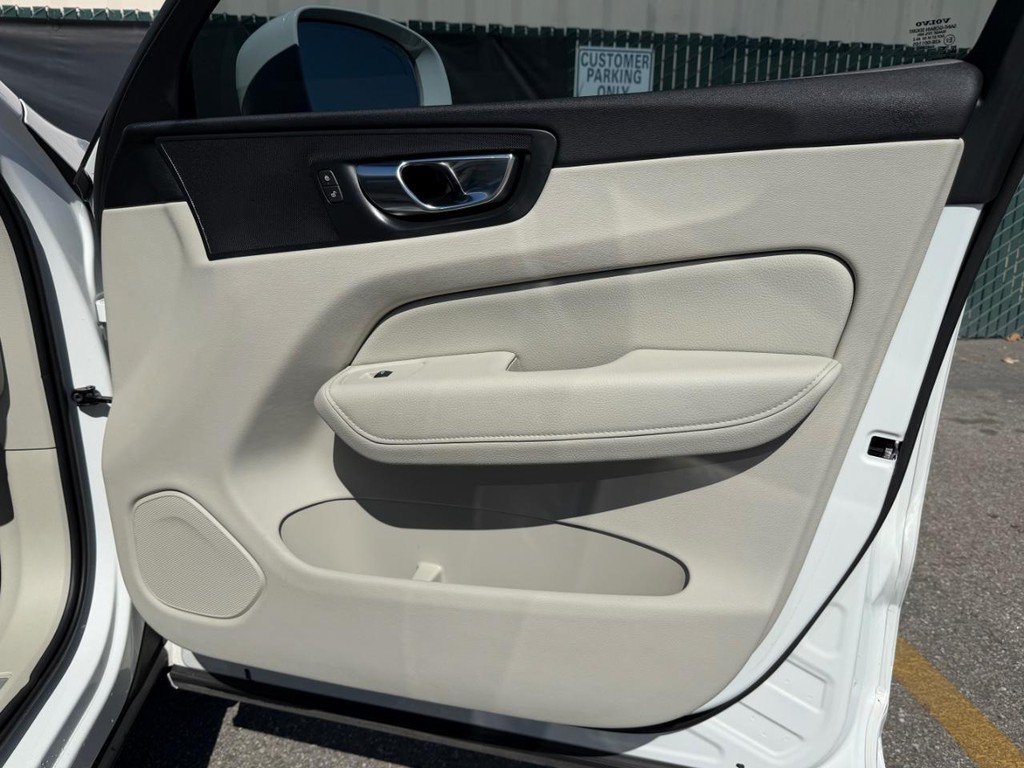 Used 2022 Volvo XC60 B5 Momentum AWD/4WD image 19