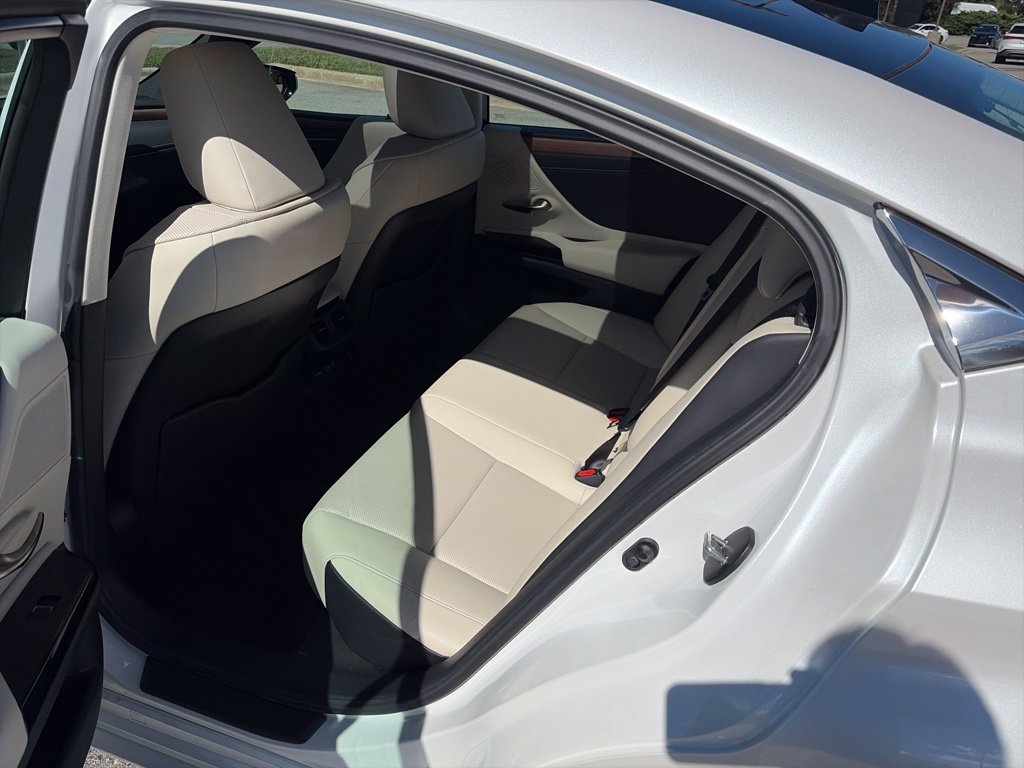 Used 2025 Lexus ES 350 w/ Premium Package FWD image 12