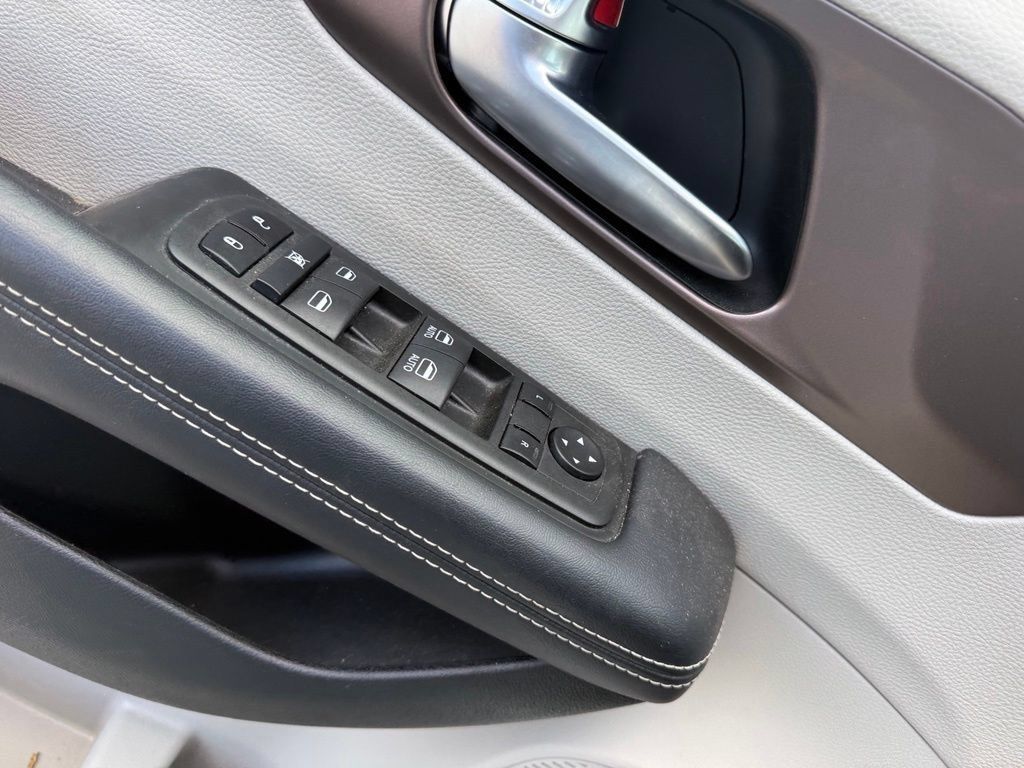 Used 2023 Chrysler Voyager LX FWD image 6