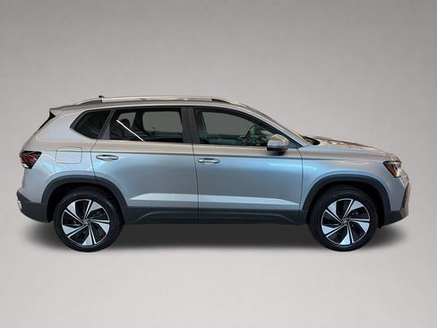 Used 2025 Volkswagen Taos SE w/ Panoramic Sunroof Package AWD/4WD image 2