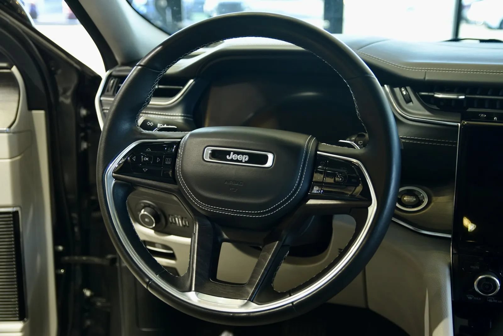 Used 2022 Jeep Grand Cherokee Overland AWD/4WD image 19
