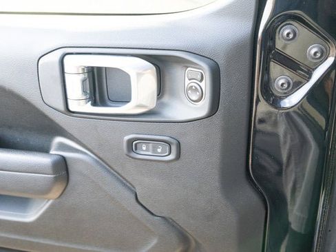 Certified 2024 Jeep Gladiator Rubicon w/ Technology Group image 25