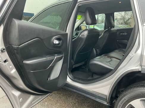 Used 2019 Jeep Cherokee Limited image 12