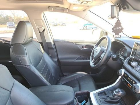 Used 2019 Toyota RAV4 Limited image 5