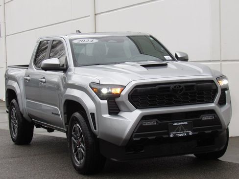 Used 2024 Toyota Tacoma TRD Sport image 2