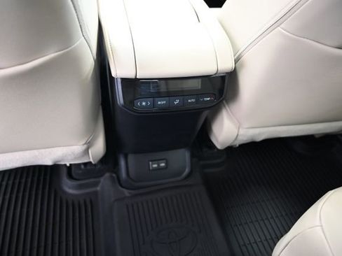 Used 2023 Toyota Highlander XLE AWD/4WD image 33