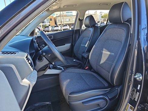Used 2023 Hyundai Venue Limited image 14