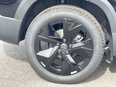 New 2026 Volkswagen Taos SE FWD image 9