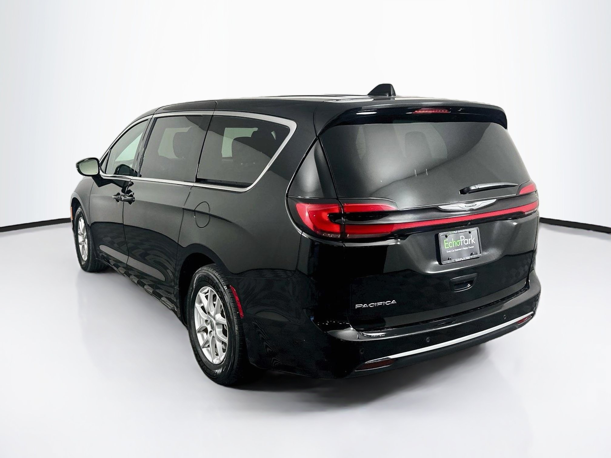 Used 2025 Chrysler Pacifica Select FWD image 5