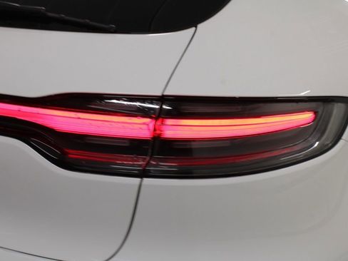 Certified 2021 Porsche Macan image 12