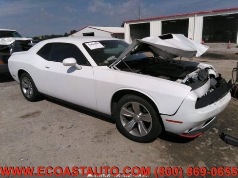 Used 2019 Dodge Challenger SXT image 1
