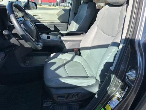 Used 2024 Toyota Sienna XLE image 11