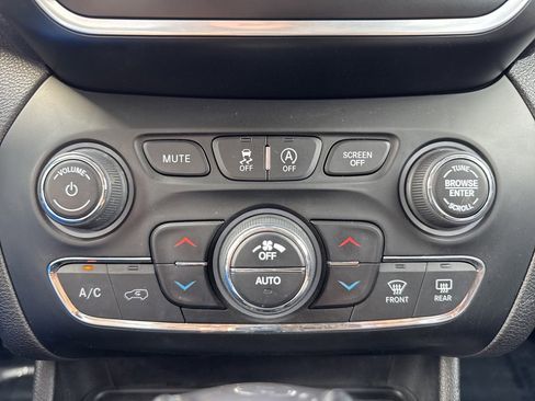 Used 2021 Jeep Cherokee Latitude Lux w/ Comfort/Convenience Group image 29