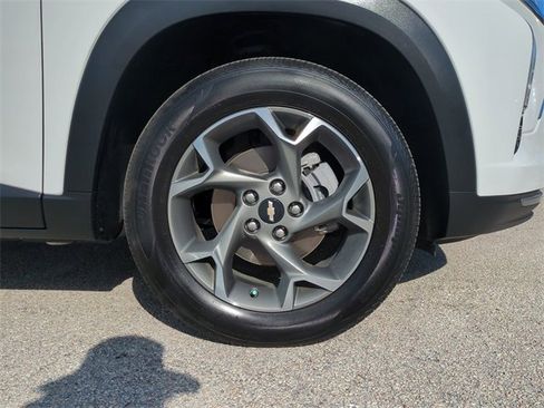 Certified 2024 Chevrolet Trax LT w/ Sunroof Package image 12