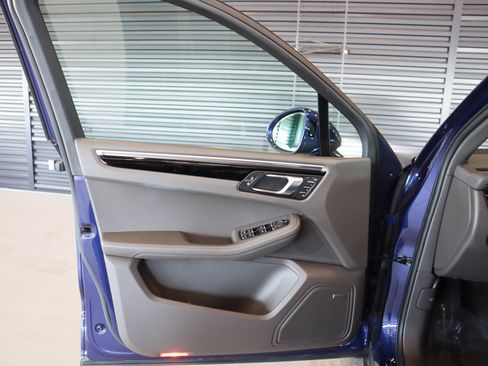 Certified 2024 Porsche Macan image 21
