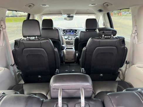 Used 2023 Chrysler Pacifica Touring-L FWD image 16
