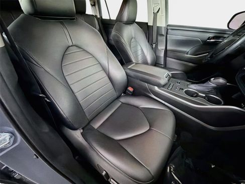 Used 2021 Toyota Highlander XLE FWD image 28