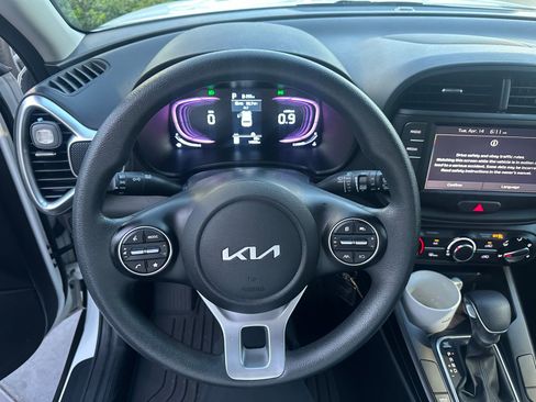 Used 2025 Kia Soul LX image 3