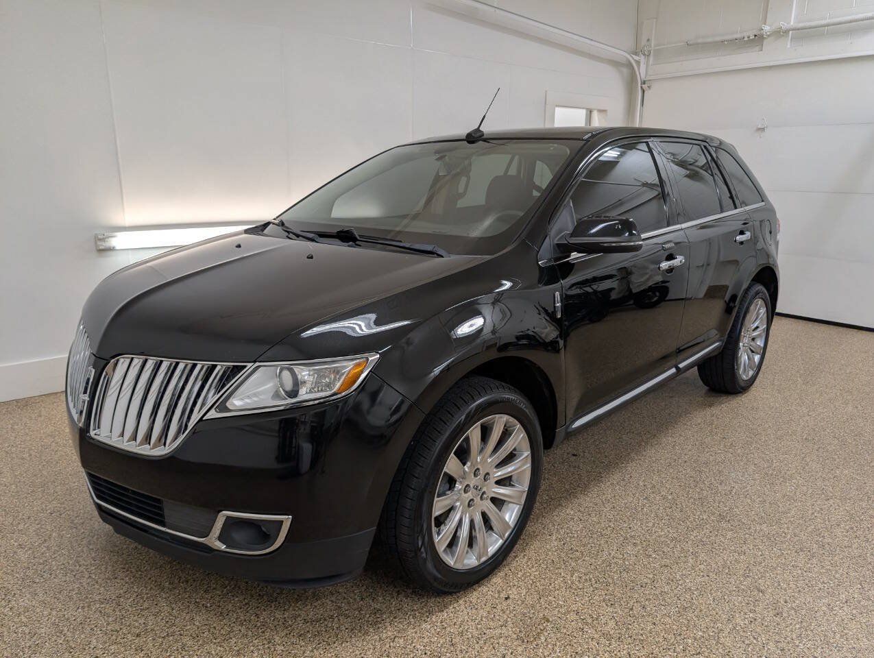 Used 2014 Lincoln MKX AWD w/ Equipment Group 101A image 2