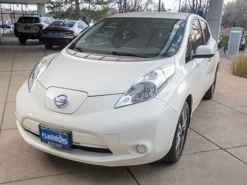 Used 2016 Nissan Leaf SV w/ Premium Package image 3