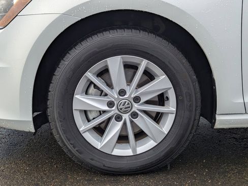 Used 2017 Volkswagen Golf S image 34