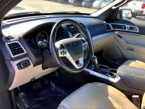 Used 2014 Ford Explorer XLT w/ Equipment Group 202A image 16
