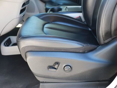 Used 2023 Chrysler Pacifica Touring-L FWD image 10