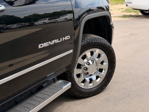 Used 2019 GMC Sierra 2500 Denali w/ Duramax Plus Package AWD/4WD image 16