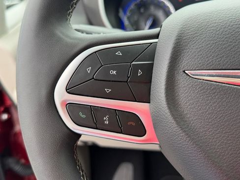 Used 2024 Chrysler Pacifica Touring-L FWD image 19