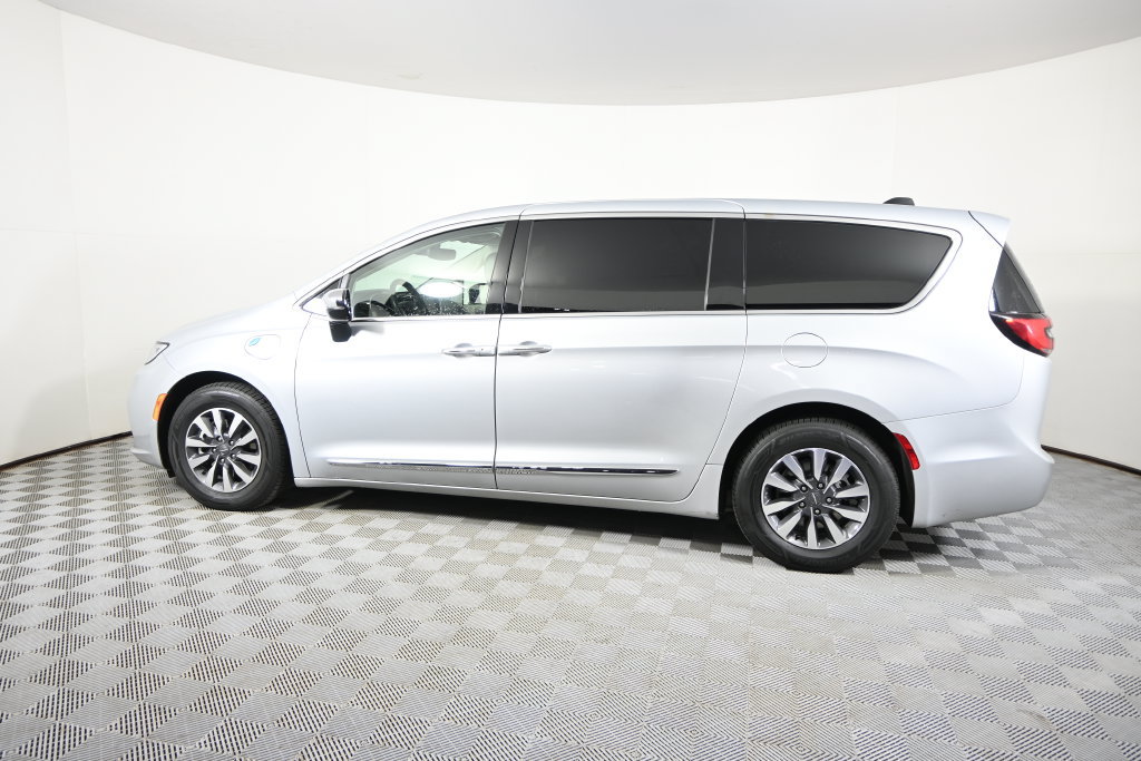 Used 2023 Chrysler Pacifica Limited FWD image 3