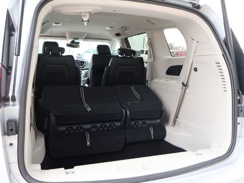 Used 2024 Chrysler Pacifica Touring-L image 15