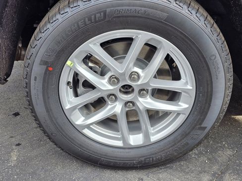 New 2025 Jeep Grand Cherokee L Laredo image 9