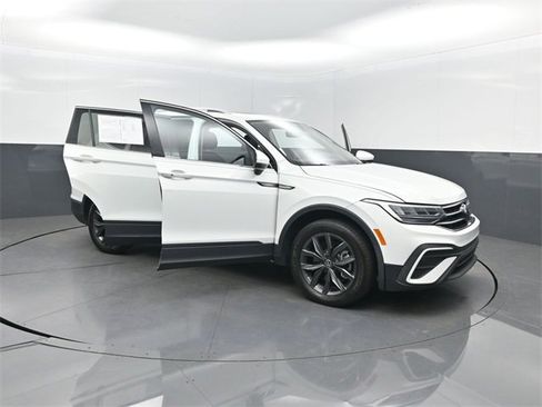 Used 2022 Volkswagen Tiguan SE image 42