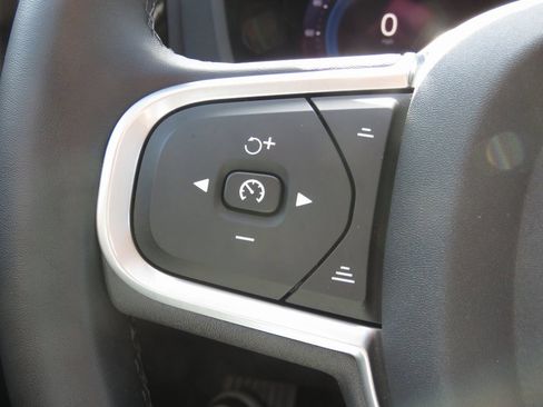 Used 2022 Volvo XC60 B5 Momentum image 23