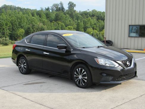 Used 2017 Nissan Sentra SV FWD image 2
