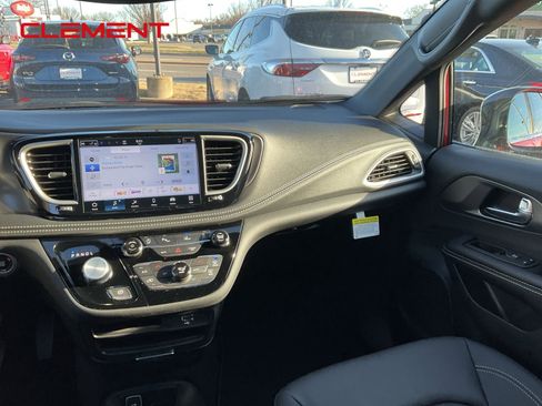 New 2026 Chrysler Pacifica Select image 15